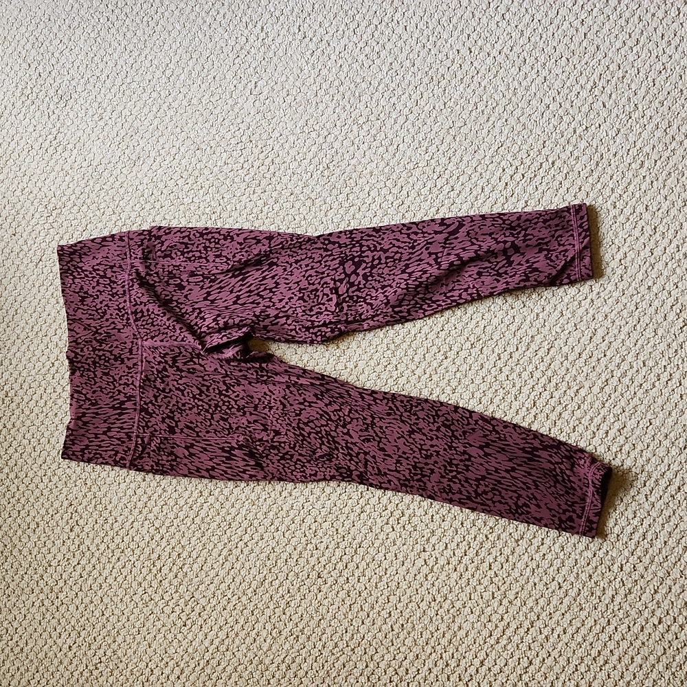 Athleta Salutation Stash Pocket Printed 7/8 tight